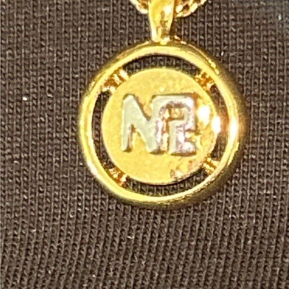 Nina Ricci Gold Pendant Necklace - Picture 3 of 6